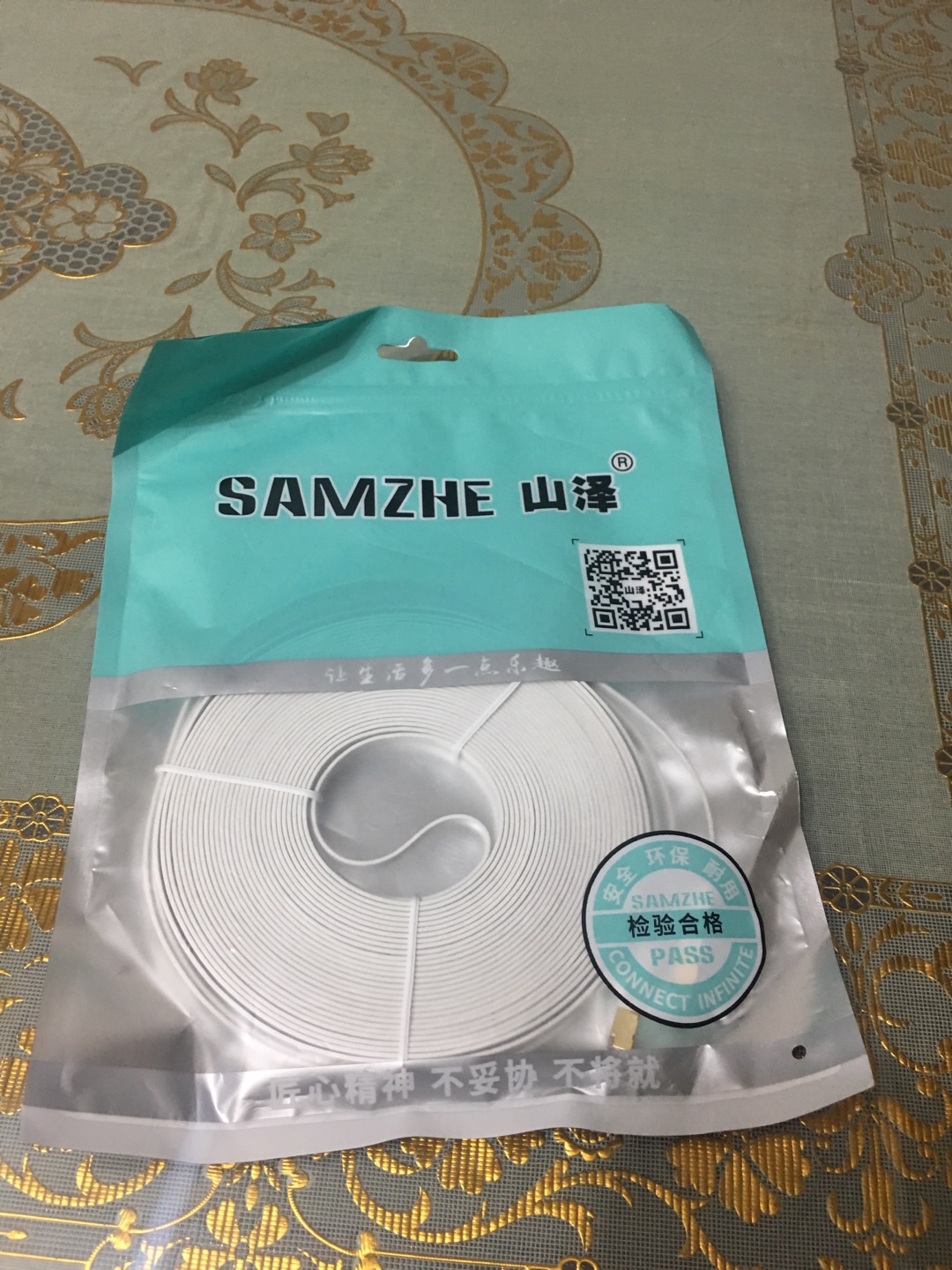 买来接明线用的,从客厅到小房间长度合适,扁线收纳方便,家里500兆光纤,必须得换千兆网线,价格还可以,就是感觉有时候没传统网线稳定。