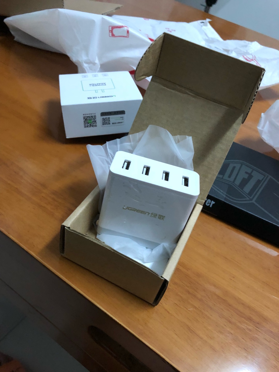 东西不错,包装简约很有分量,就是因为之前Rock的充电头有电流声很大,有点受不了,买了这个发现还有,可能就是多孔充电头的通病吧,但是绿联的能稍微好一点