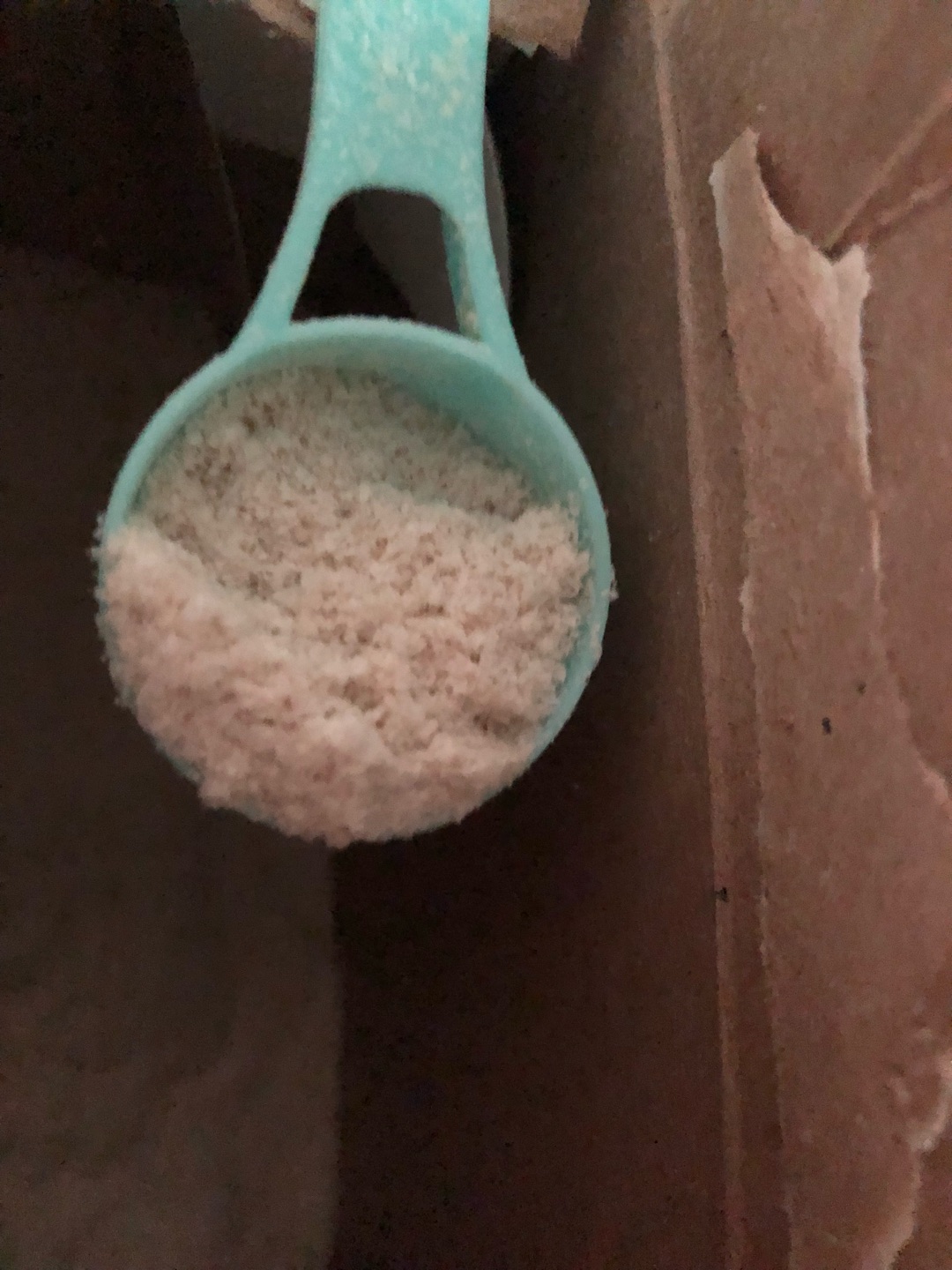宝宝自从辅食开始,就买爱思贝米粉,第一段的是纯大米的,粉比较细腻,也比较容易消化,宝宝很喜欢吃,现在都9个月了,也还在吃,前些时候看到特价,就买了两盒,宝宝一般一个星期就能吃掉一盒,所以得买多备着,可以加入菜泥或肉泥里面,宝宝吃起来会觉得更香