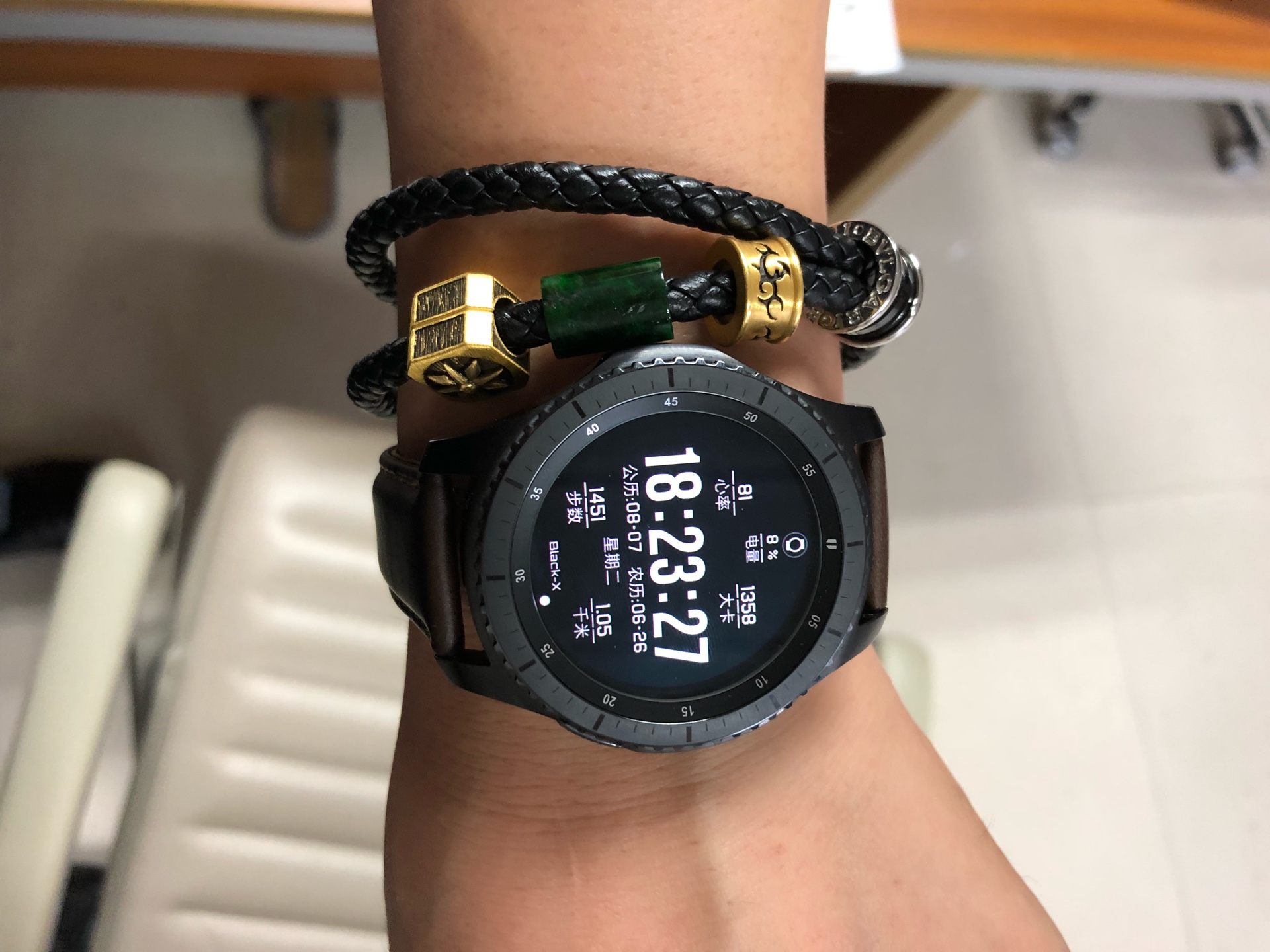 男人带很酷,比苹果娘炮气质好太多了…,基本需要的功能都具备了,苹果手机配合使用下载一个App就可以。表盘更换功能很炫酷,电池24小时开机使用2天没有问题……。不错,值得玩弄。送的2根真皮表链也不错……