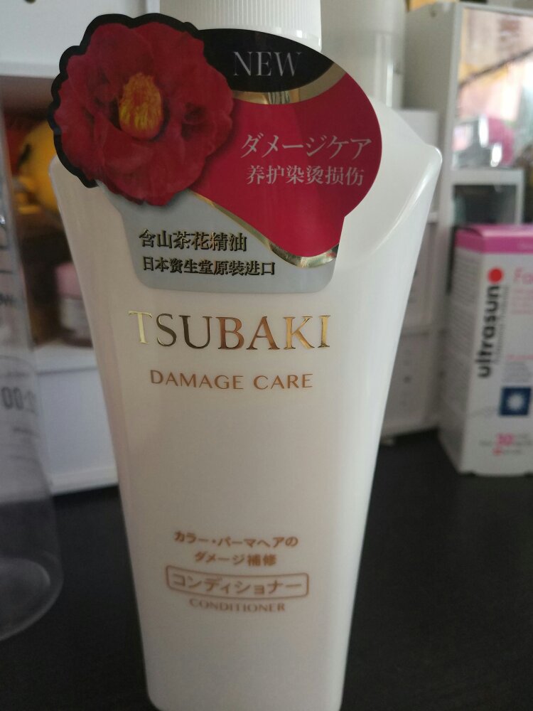 资生堂旗下丝蓓绮的护发素是我用过的所有护发素中(除info红色罐装那款之外)最好用的,一抹上头发,感觉超级滋润柔滑,我是偏干性发质,目前已用了一个多月了,感觉发质没以前那么毛躁,掉发都少了。