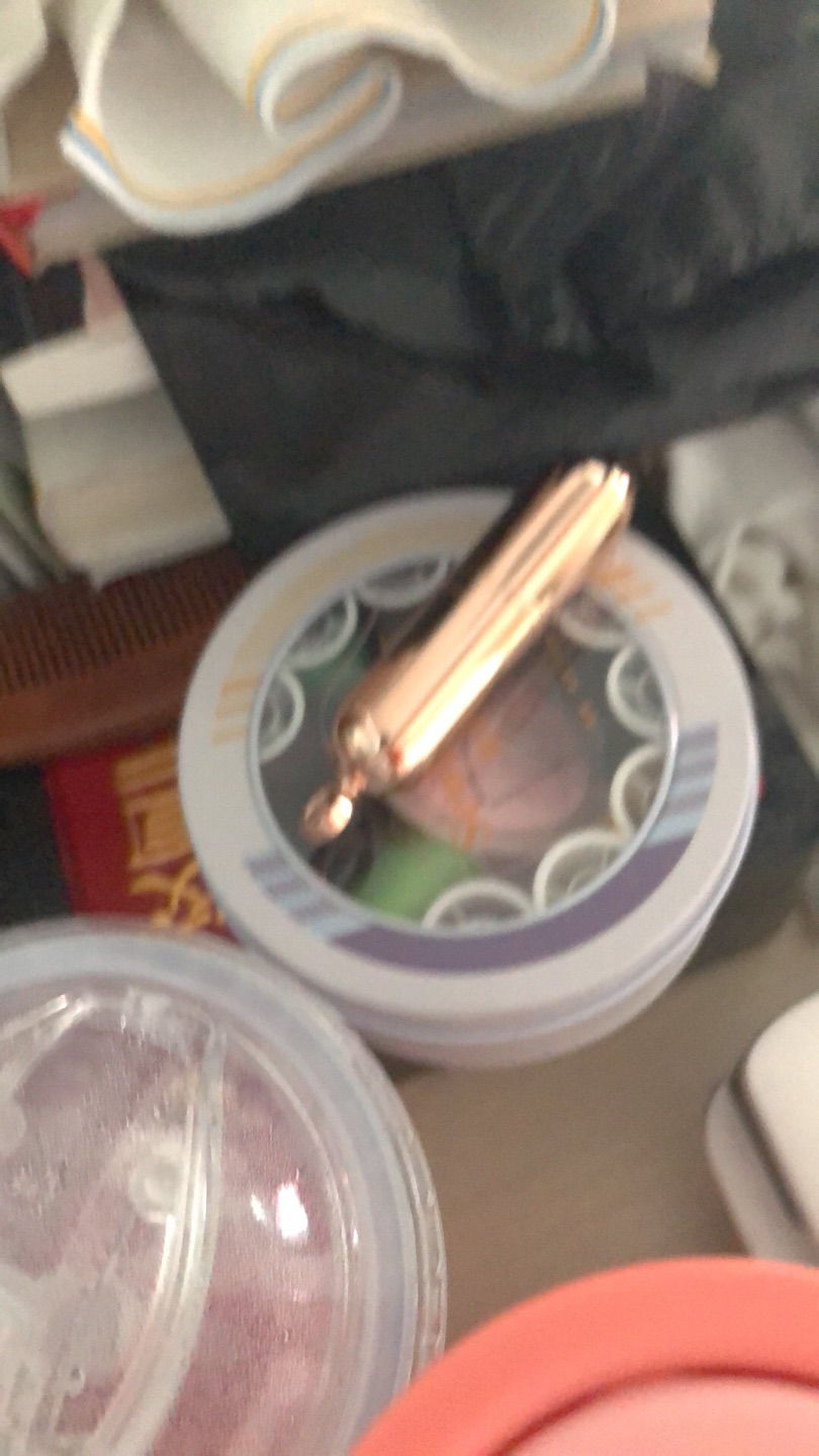挺滋润的,在专柜试过来买,颜色很自然,适合素颜
