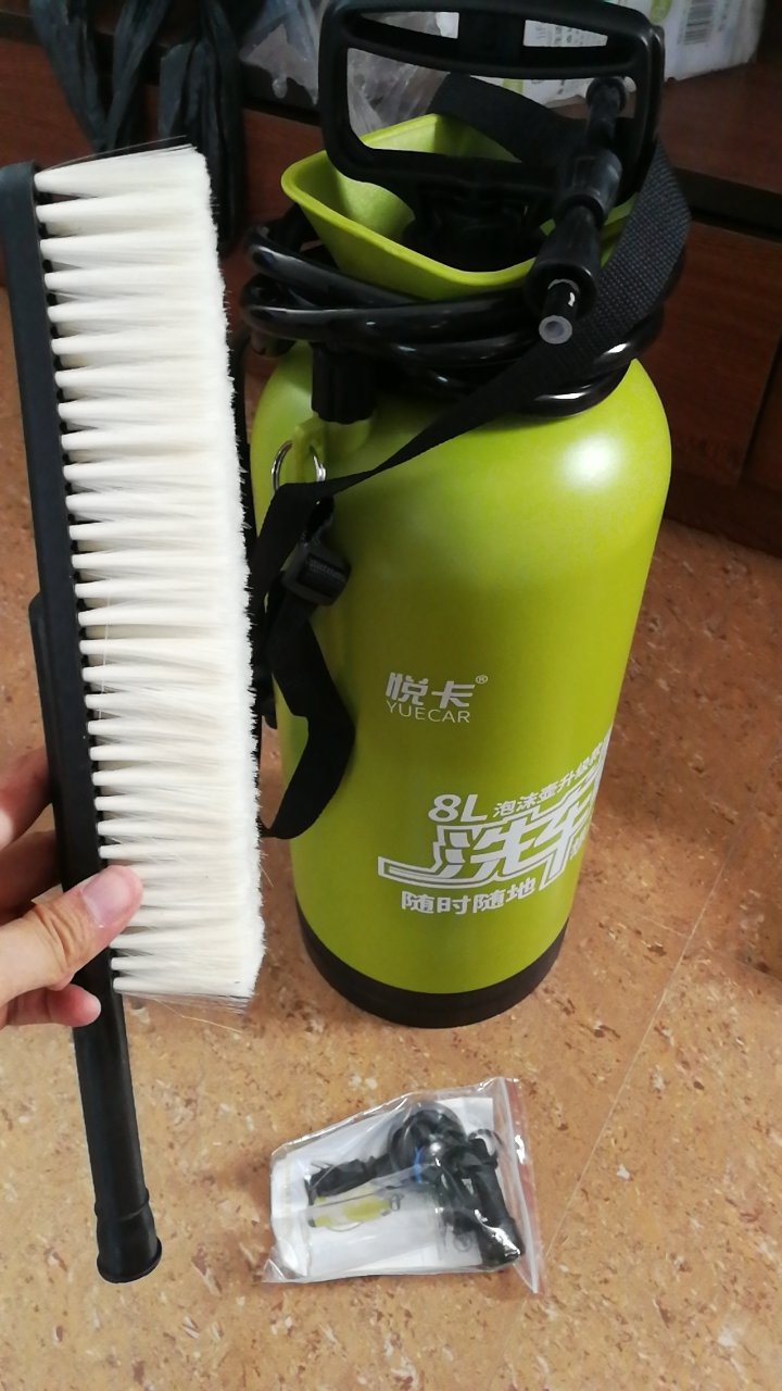 犹豫了下,还是买小的,平时比较好带,也好收纳