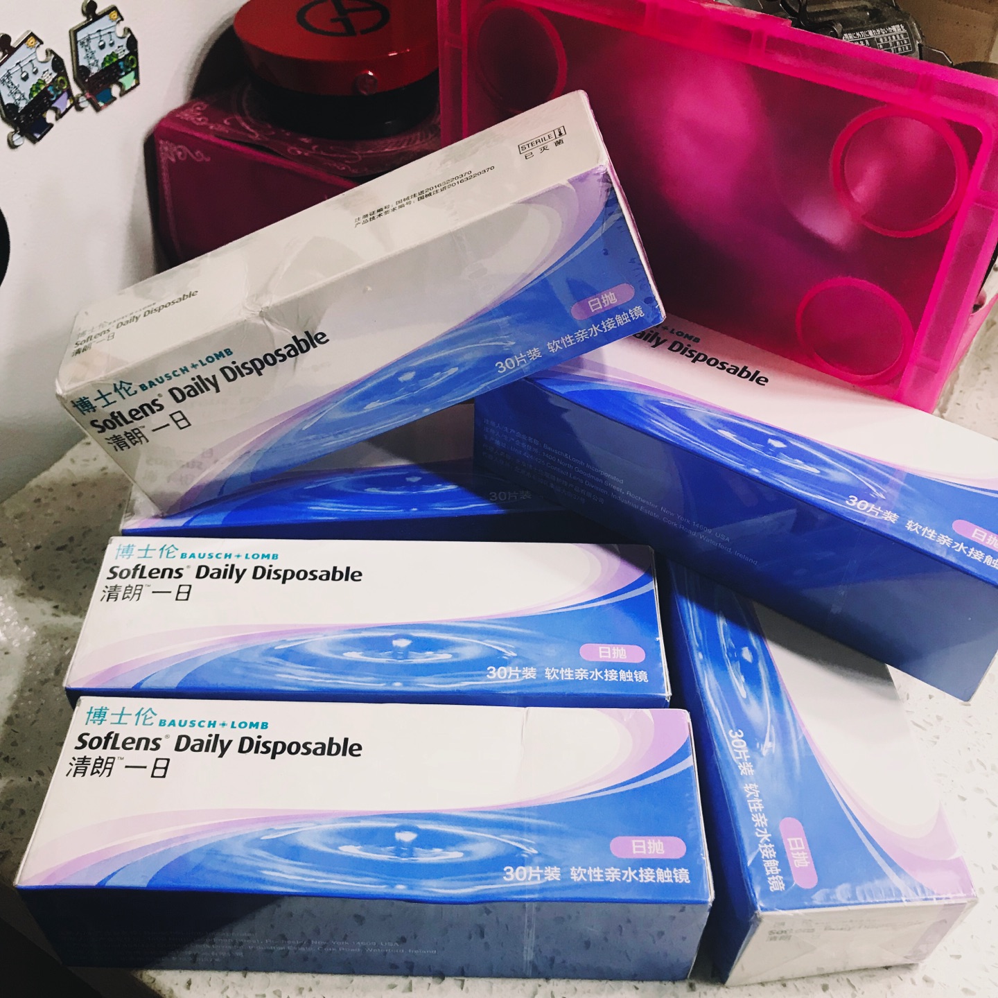 货品有保证,因为是放在塑料袋里送来的,所以隐形眼镜的盒子都压了,价格很实惠,送货也快,快递小哥服务比较赞!