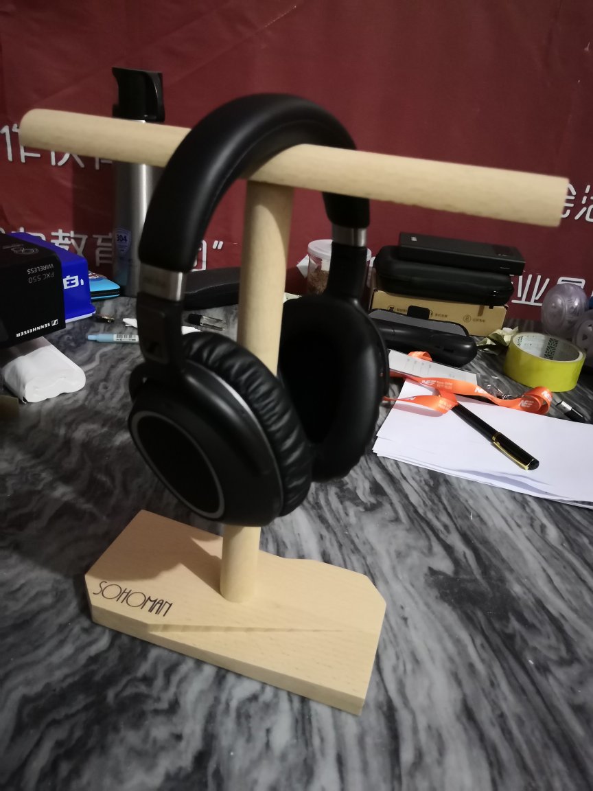 快递太不靠谱了四只角都磕的不成样子。音质很一般降噪也很一般都感觉对不起这个价格了 。可能是我不懂耳机