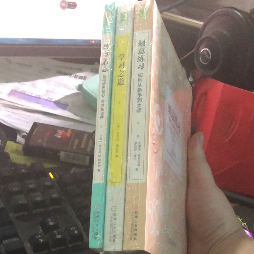 美国,有一个举办近18载、影响世界范围内超过20万名读者、帮助数千人完成写作的全国小说创作月(NaNoWriMo)活动,活动的三位负责人——也是本书作者——潜心研究活动的举办经验和教训,并从中提取出关于如何准备一部小说创作的有效方法,写成了本书。全书从头脑风暴、创造人物、构思情节等方面,以练习题和涂鸦的形式,呈现小说创作的另一种方法。书里提出的清单列举法、情节地图、问答法、实地考察旅行、启发性引语以及特地预留的大片涂鸦空间,都能让你在小说创作路上走得更顺畅。对有志于尝试小说创作的文学爱好者以及文字工作者来说,是一本极富启发性的实用创作指南。