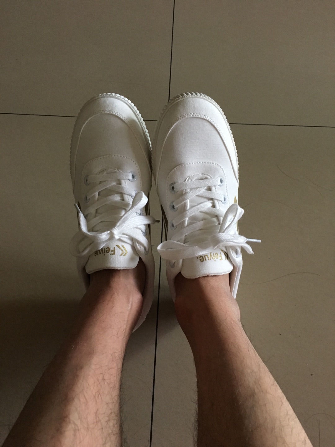 穿了几天了,感觉挺舒服的,小白鞋很漂亮
