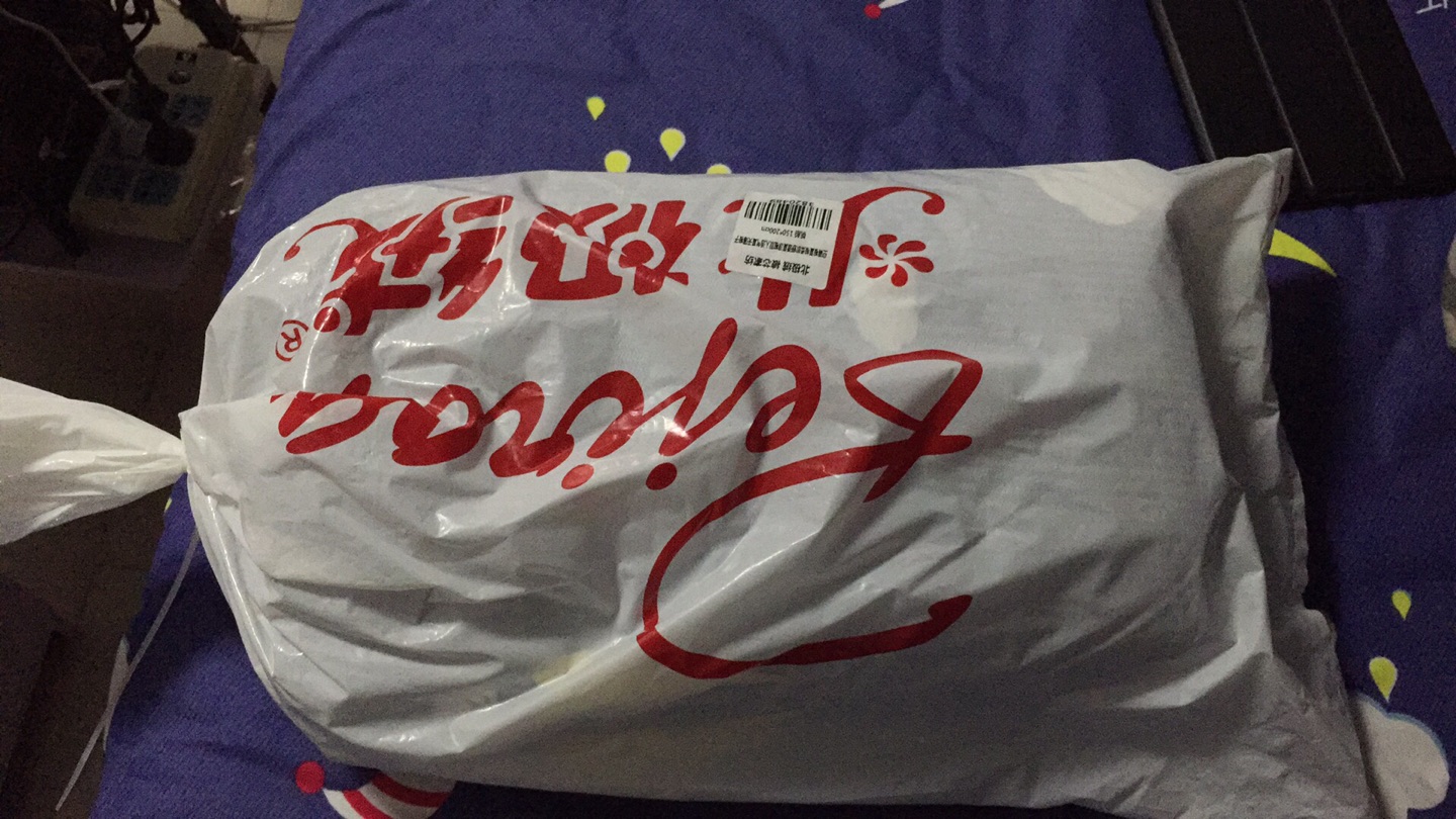 这商品包装都没有弄了个破袋子口还是扎带,被子看上去很破旧不像新的