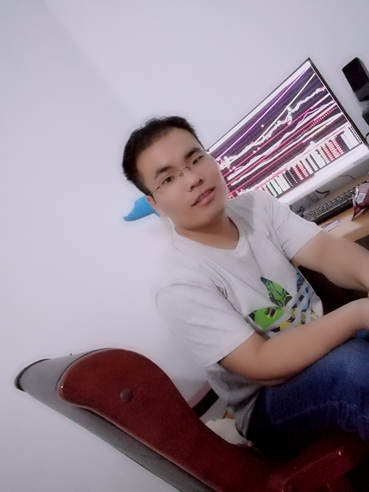 本人是多年的股民,对显示器要求挺高的,感觉还不错,这价位已经很满意了。质量也好