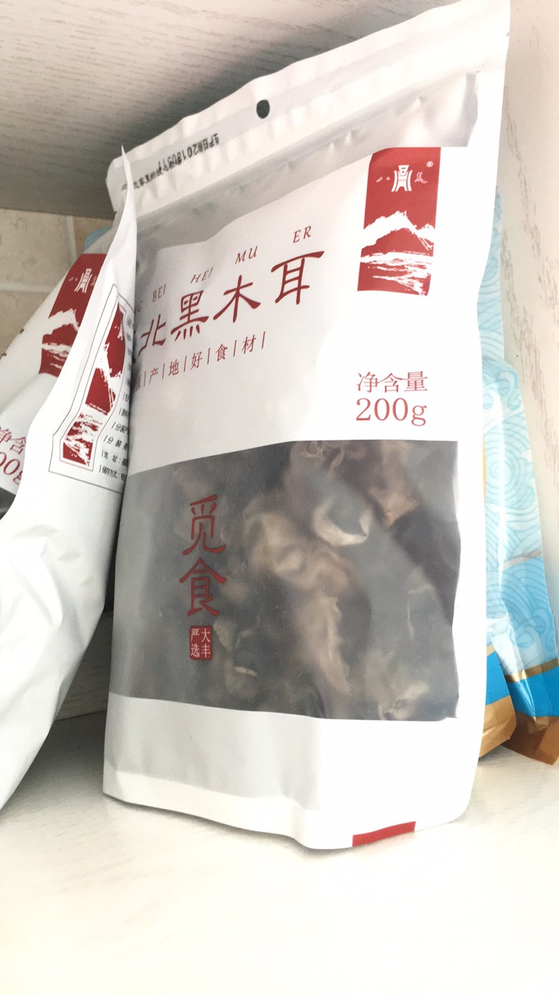 我家经常吃木耳,喜欢东北大木耳,好吃、肉厚。