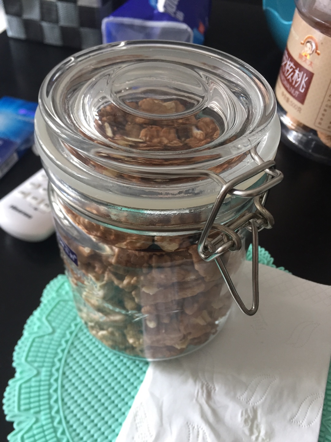 核桃整体还不错,挺好剥的,就是个别的皮有点厚,掰开后抠不出果肉来,好评吧