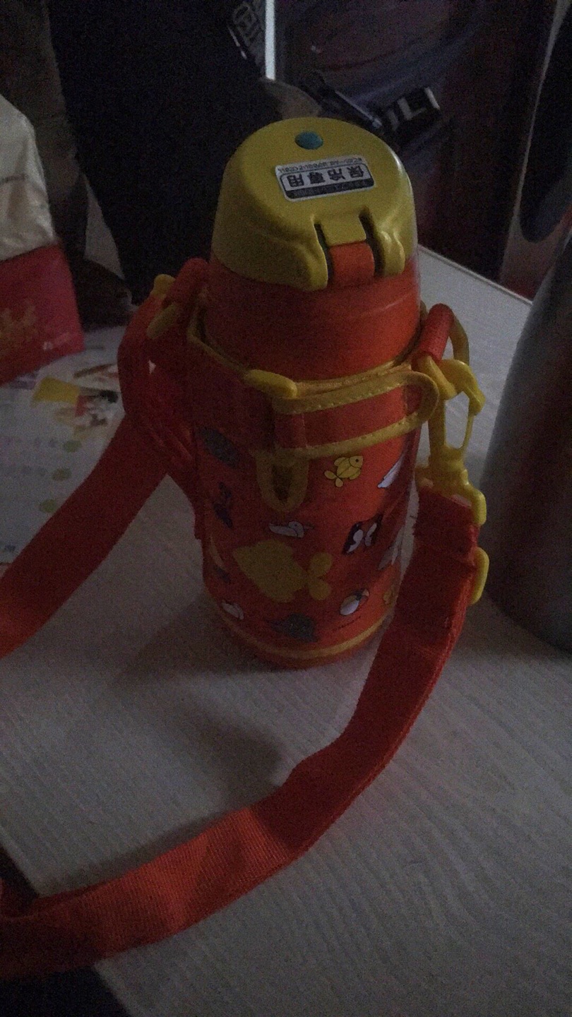 保温效果好,孩子很喜欢。两个盖子质量很好
