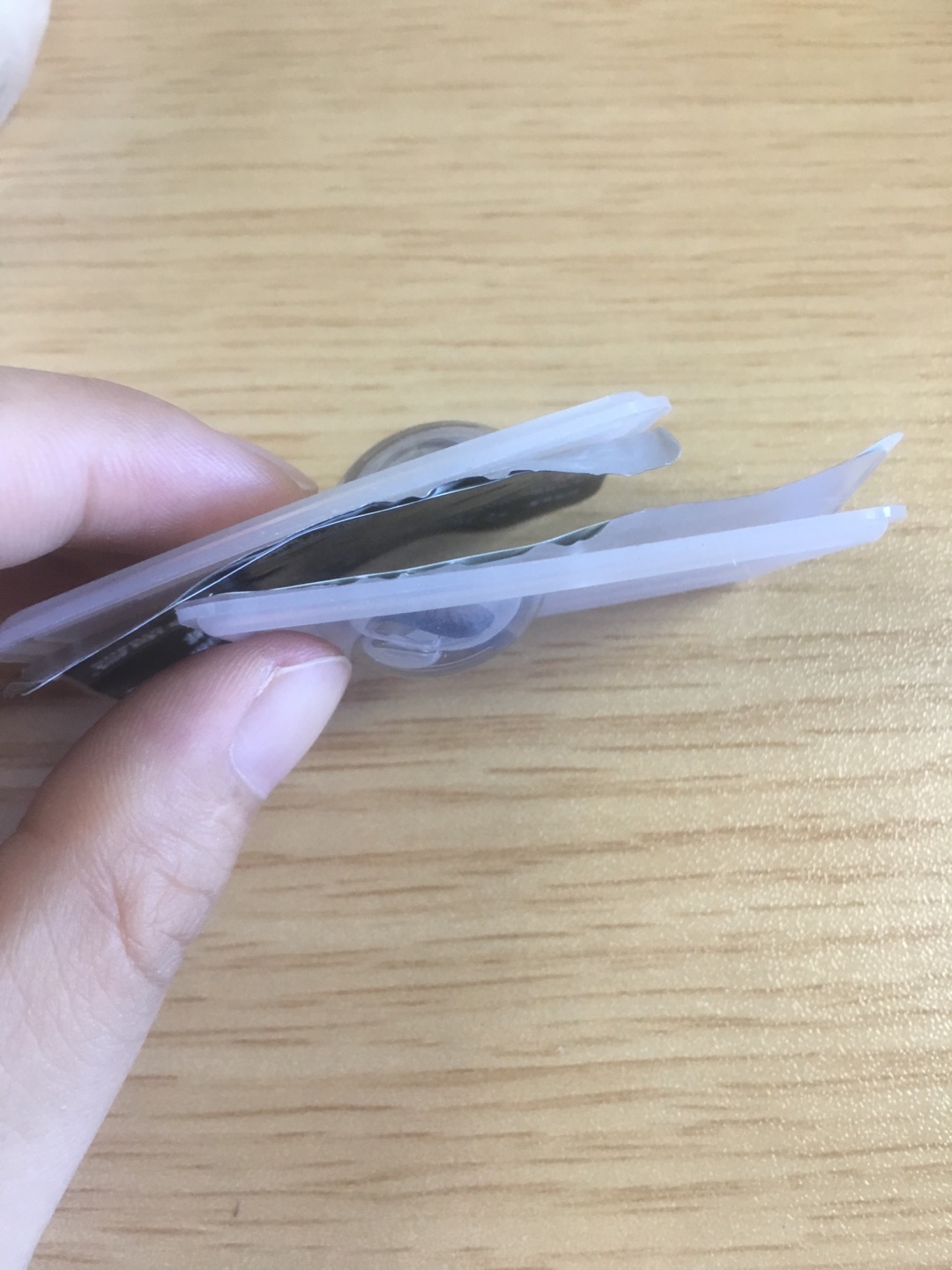 日期很舊,邊緣已經突起。京東的優勢是物流快啊,可是這次並沒有「次日達」。不懂為什麼本區域沒有貨,要其他地區調貨,卻沒有在購買的時候顯示本區域缺貨?