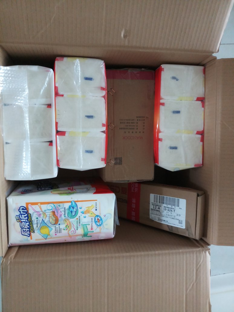 盒子很小巧 就是装刀的塑料袋里面 不知道是水还是油 还是天太热捂出来的水汽 刀的手感不错