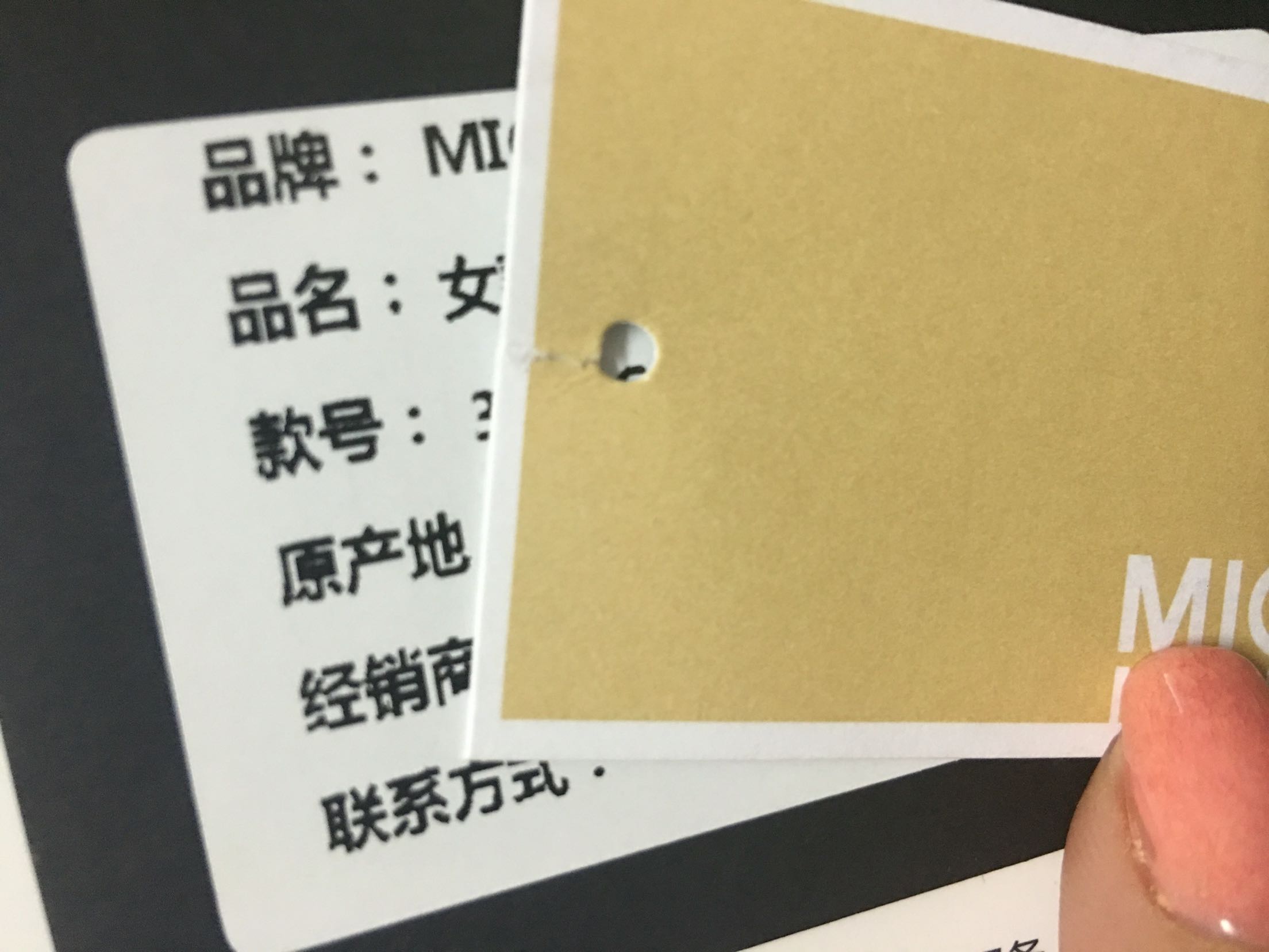 首先要说明的是我这一颗星是给的 客服和快递员全部是五星 至于为什么我也不想说了 其次就是包包收到的时候我完全没有看到背包带的包装纸在哪里 很明显是拆过的 至于是什么原因 只有自己知道了 是不是正品也只有负责奢饰品的部门知道了 太过麻烦 我不想再退了 我也拒绝再在上有任何消费 我是的钻石会员 但是我不想再有不愉快的购物体验了