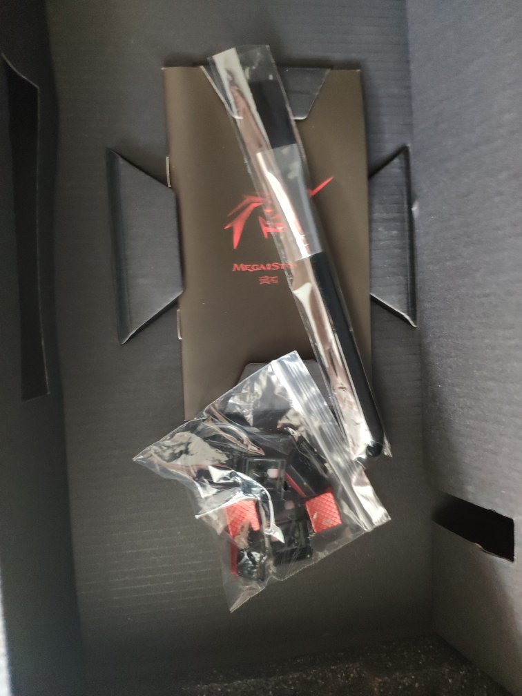 这键盘按起来噼里啪啦就是舒服,灯光也很炫,很不错。