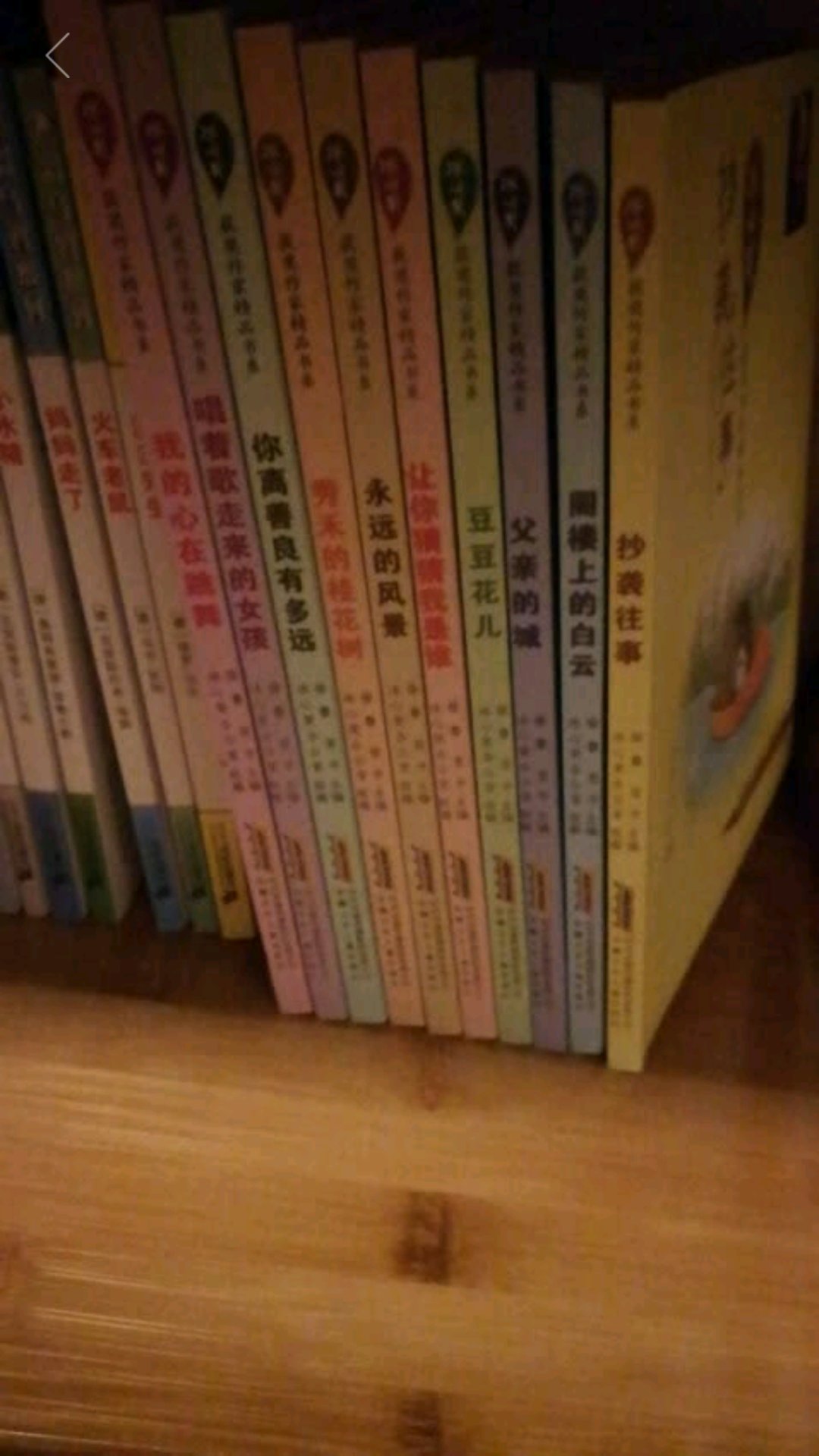 帮朋友买的,他很开心,他非常喜欢看,价格完美,没什么问题,快递小哥服务态度认真,快递速度很快。下次还来买东西,书绝对是正版的。