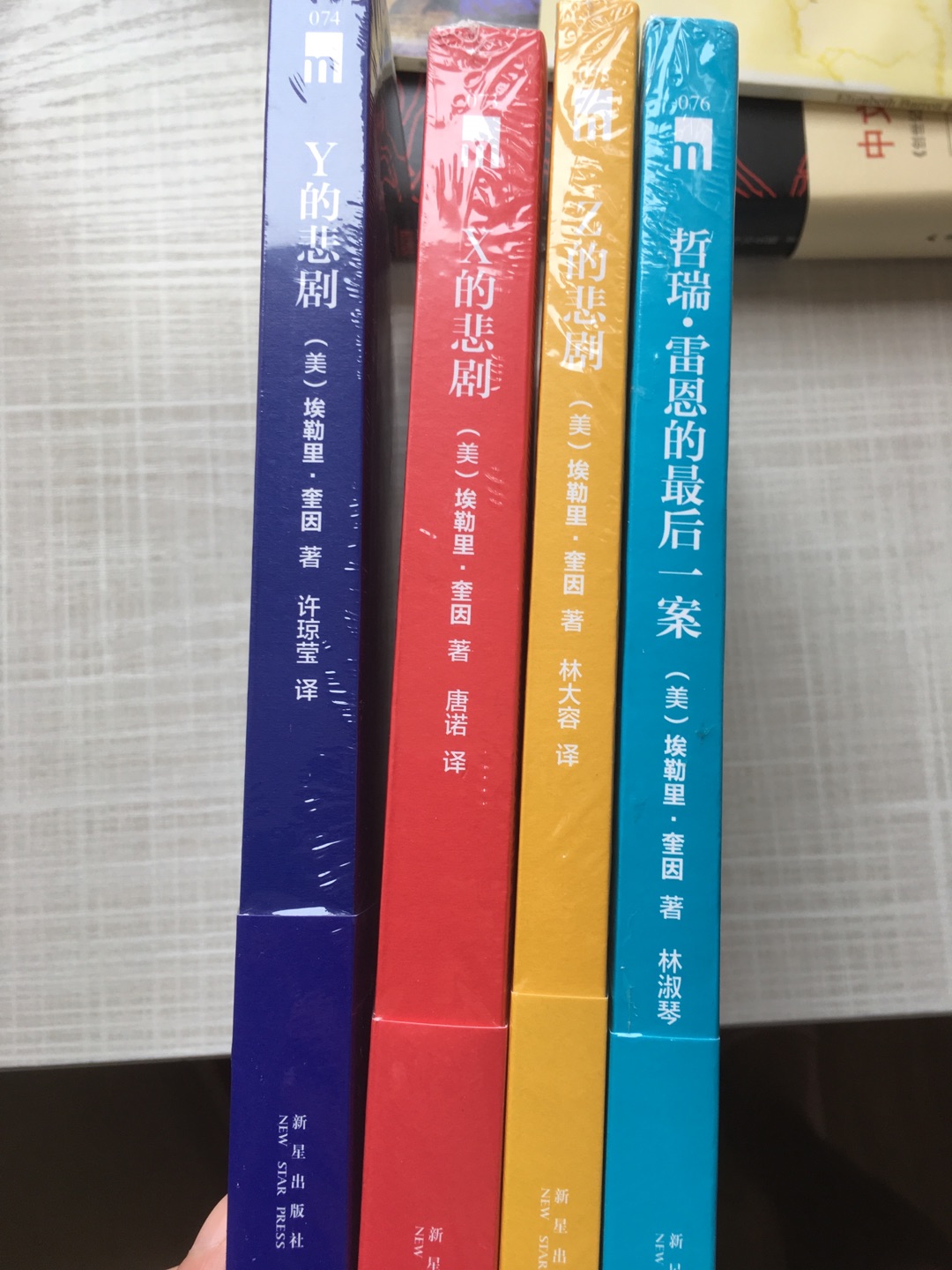 买了一大堆奎因的书还没看 很期待 很喜欢的侦探小说 包装完好 就是有一点点压到了 在买了很多次书 感觉每次这种情况都无法避免?强迫症有点受不了呢