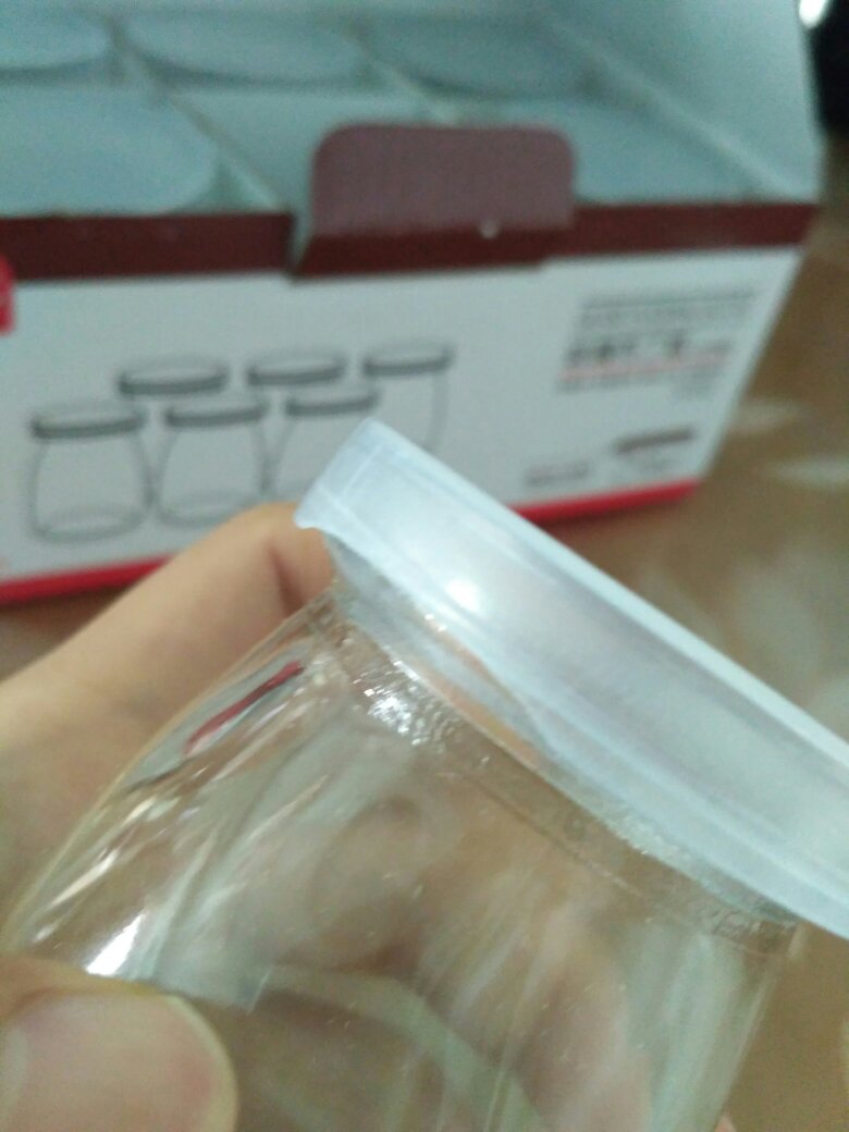 瓶子做工一般,瑕疵较多,盖子有一个是缺的,一个盖子凸点,现在不太敢过开水,怕变形。这样的价格,就这样吧