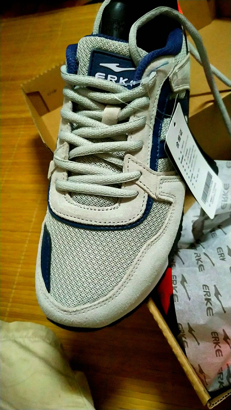 不错不错不错,之前的鞋子码数小了,重新申请换码,卖家服务不错,配送员配送也好