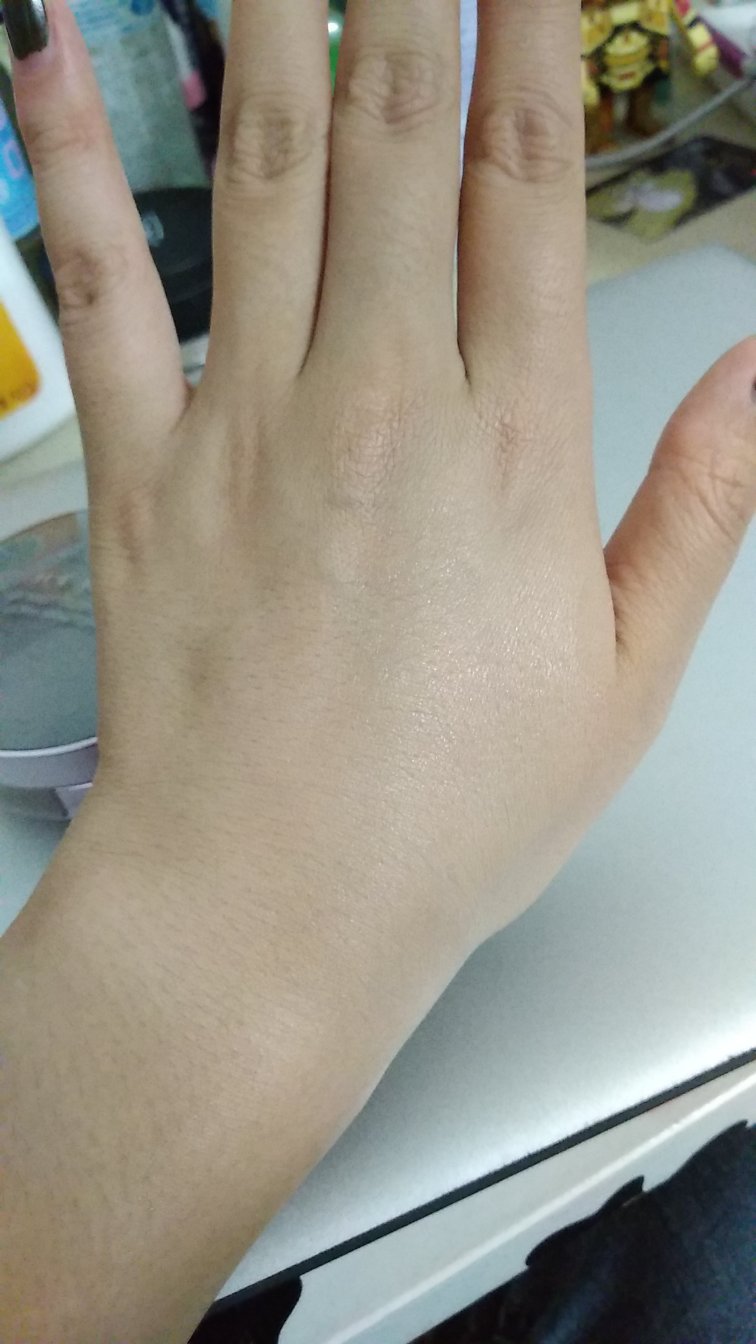 在手上试妆,右边是涂了气垫的,左边没有涂,自然到看不出来区别。。。。ORz.在脸上效果也是一样的。好气哦。颜色有点偏红,真的非常自然了。。。