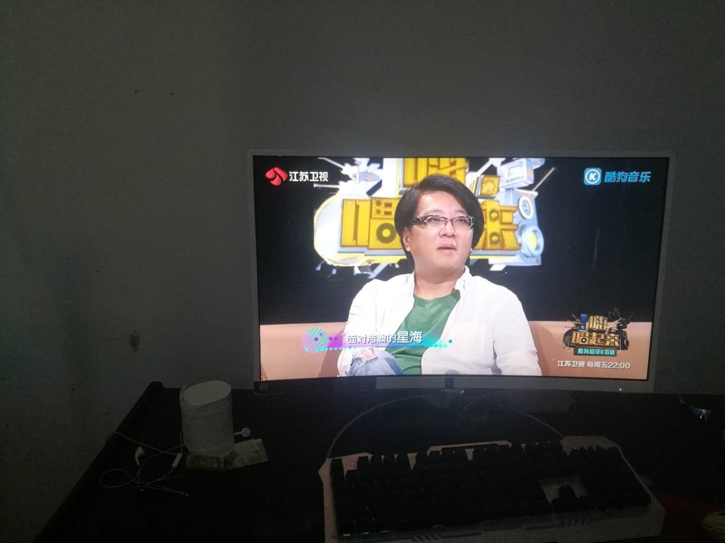 帮同事买的显示器,他都观望挺长时间了,趁着这次年中大促就下手了。27吋用着刚刚好,边框挺窄的,色彩艳丽,比他之前的小显示器好太多了,玩玩游戏、看看大片儿,很好。
