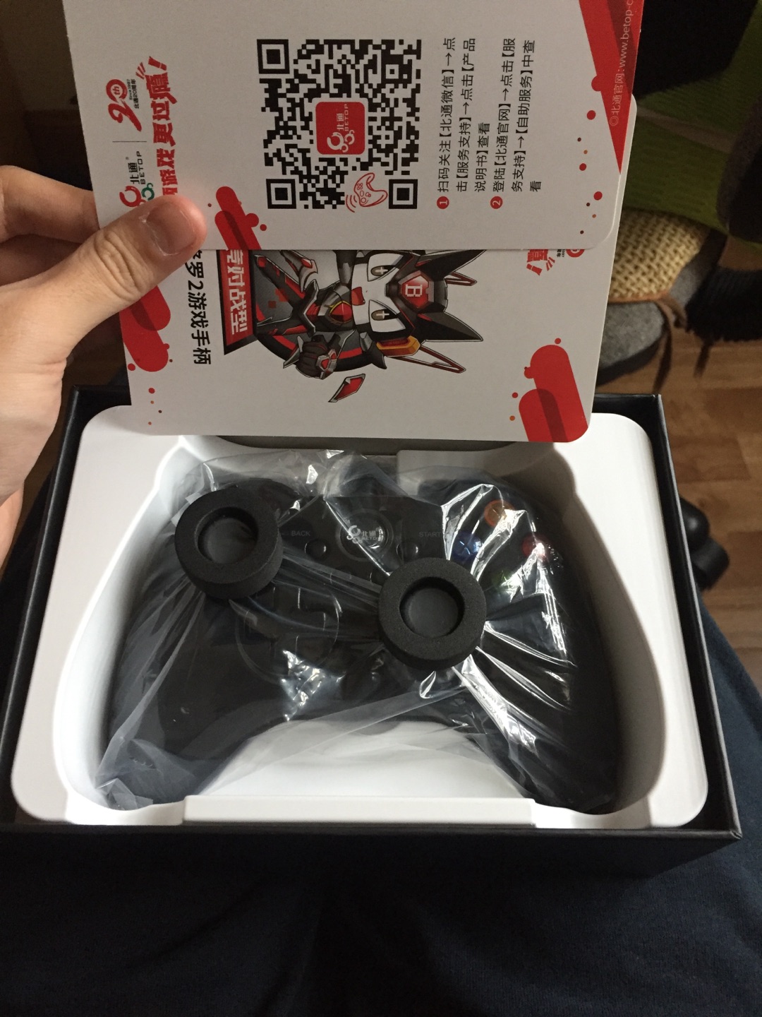 刚拿出来有点臭胶味,通下风好一点。手感还行,外壳也还行不会粗糙。