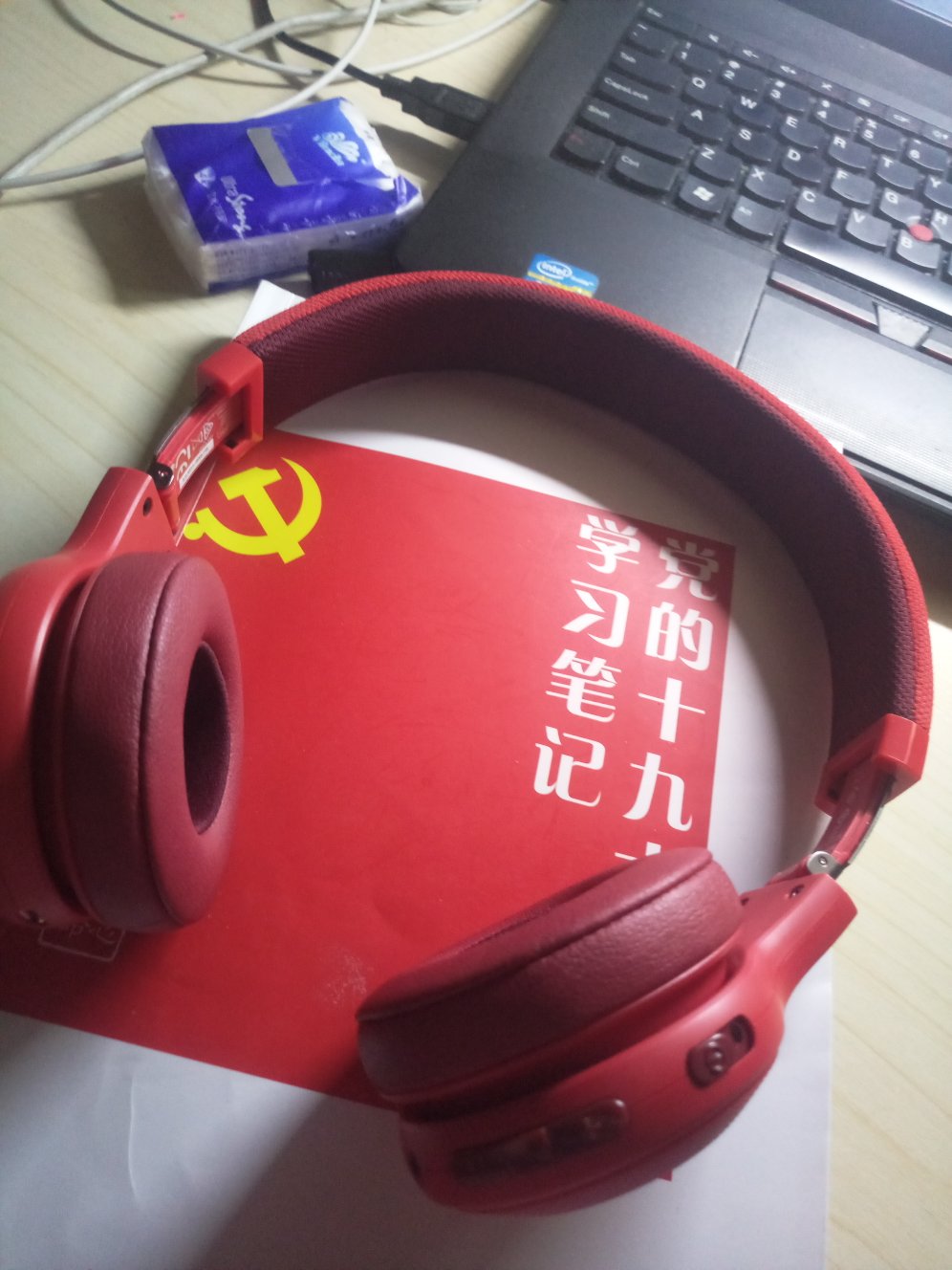 耳机很好看 就是不能收纳 时间长了耳朵有点不适 其他都还不错