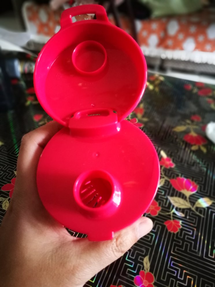 自营的特百惠杯子,和专卖店的质量一样,外观好看,装上水一点不漏,赶上“6.18”优惠,价格比实体店便宜了好多,真值!快递送货很快,服务很好。