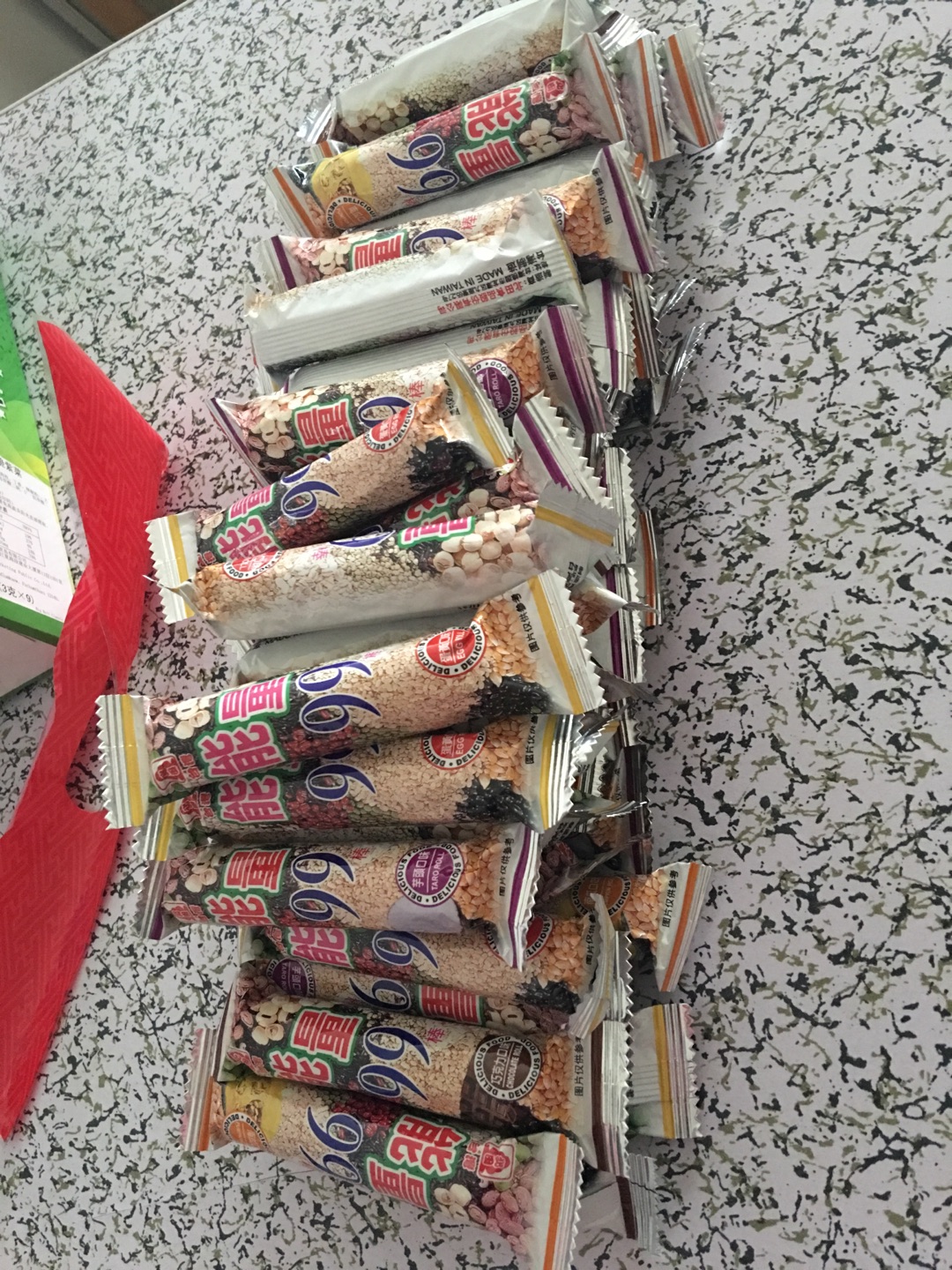 综合的口味,还可以,肚子饿了,可以临时充饥,一大包里面有45个,独立小包装,携带方便。
