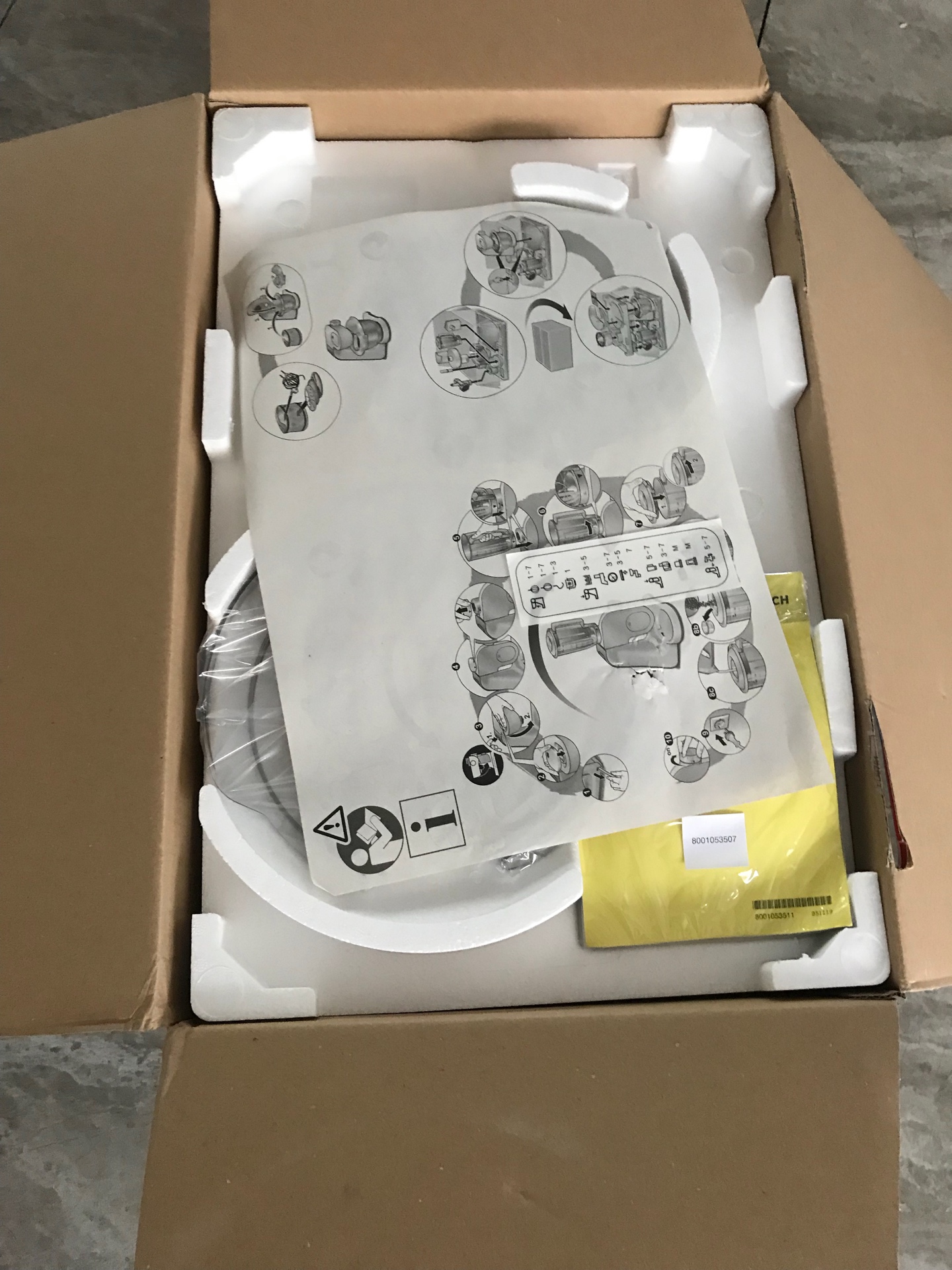 东西不错,送货很快,底下有吸盘能吸在桌子上,很稳,但机器运转会有声音。切丝也很工具也很好,清洗比较方便!