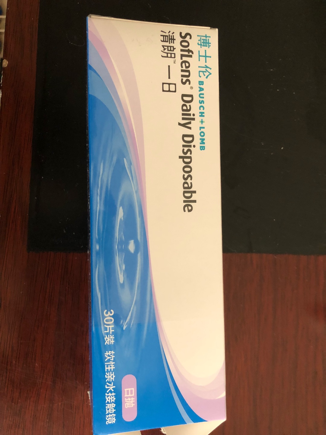日抛的佩戴感觉很好很舒服,除了每天都需要摘戴麻烦点。