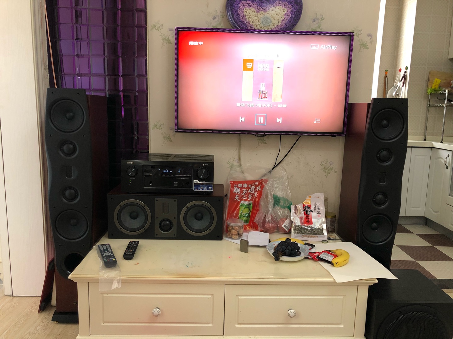 比较满意的一次购物吧,给新房囤的货。去实体店看过好几次,对这套音响很是喜欢,但是实体店贵了点。超出了我的预算好*,然后对比了一下网上的感觉价格还是可以就下单买了。本来是618活动没开始之前就准备下单的,媳妇让我看看618的价格在买,结果活动也没少*块钱还因为没货了让我多等了2个星期(网购等的最久的一次了,等货的期间我已经把功放都买回来了……!)货送来的时候箱子很大很霸气,谢谢送货师傅。拆开玩了两天,到现在我还不知道怎么设置低音炮,不知道是线的原因还是音源的问题。低音炮接功放一直没声音(有电流声,单接耳机线有声音)有没有知道问题的大神指点一下呀?