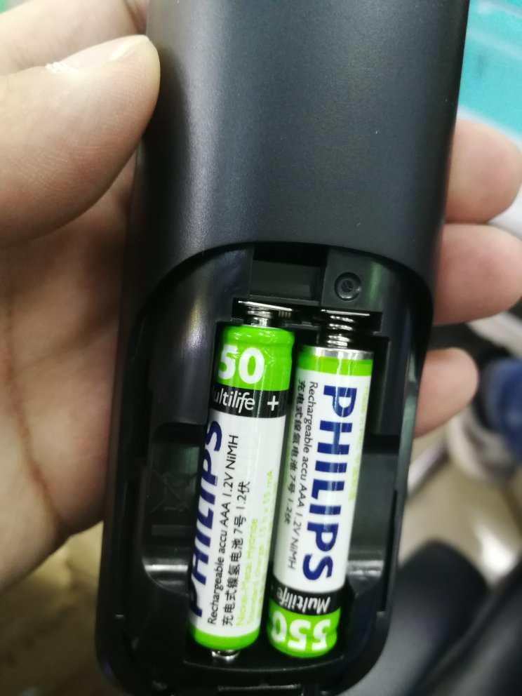 不错还配了充电电池。