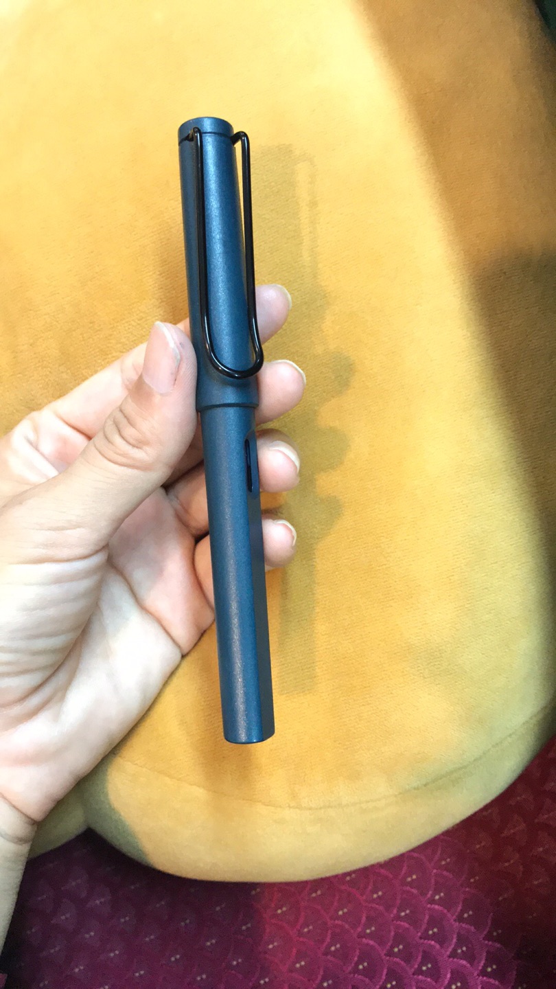 盒子挺破的啊,而且笔表面好像还有划痕,还有啊,这个颜色太贵啦!