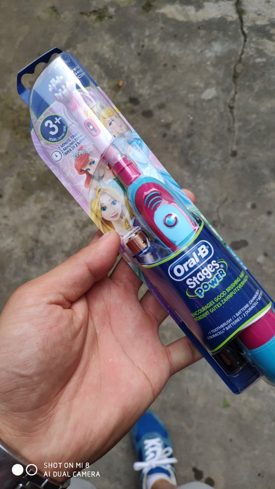 因为是随机发货,买的时候害怕发白雪公主款的,结果到货的果然是白雪公主,不过回家给儿子用他就说有个公主在上面,还好,没有计较太多,声音对于小孩来说有点大,其他的都还不错,跟飞利浦成人电动牙刷声音差不多大,儿子不太会用,学习中!
