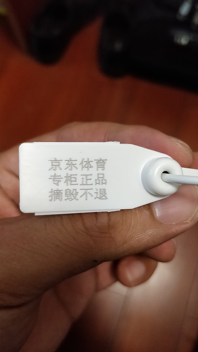 是正品,价格超级便宜,便宜都不敢相信。179。专卖店至少要400以上。非常好,且质量很轻,底很软。