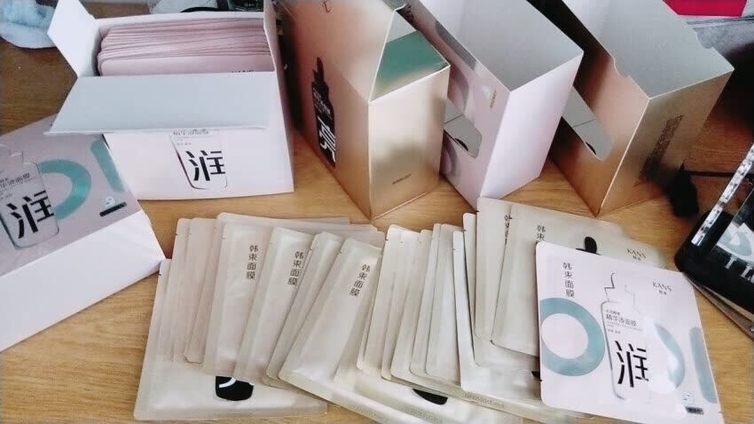黑色的面膜,用起来很nice,补水保湿效果非常不错哦。韩束是我一直喜欢的牌子,一直都在用的产品。