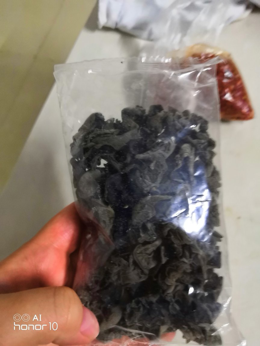 木耳很好 煲汤不错 个头还比较大 肉也很厚实 价钱划算