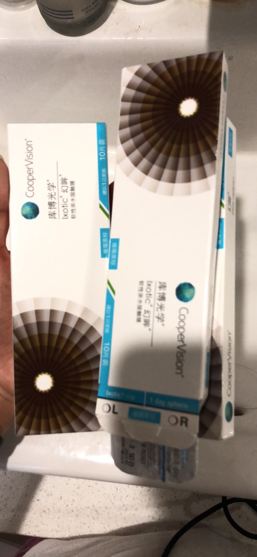 买了两个颜色的,黑色的日期比较新,可以到2023年,黑棕的旧一些,保质期只能到2021年。还没来得及用,期待好用吧。搞活动价格不错。物流神速,包装完好。