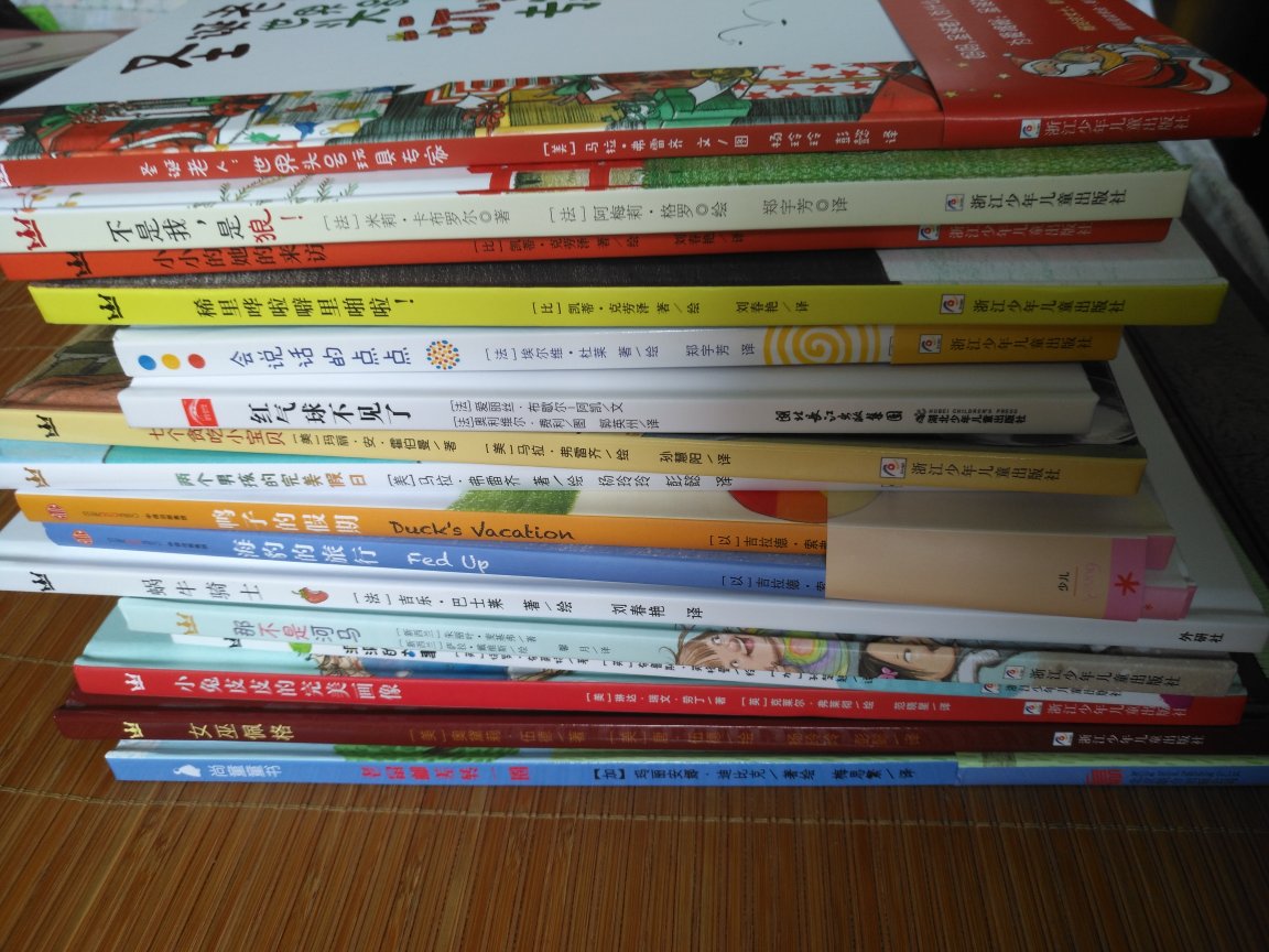 活动给力!绘本画面丰富有层次,勾勒很负责也细致,获奖作品果然有一套! 快递小哥也是很耐心,就是我的快递箱坏了个大口子,好好书没丢