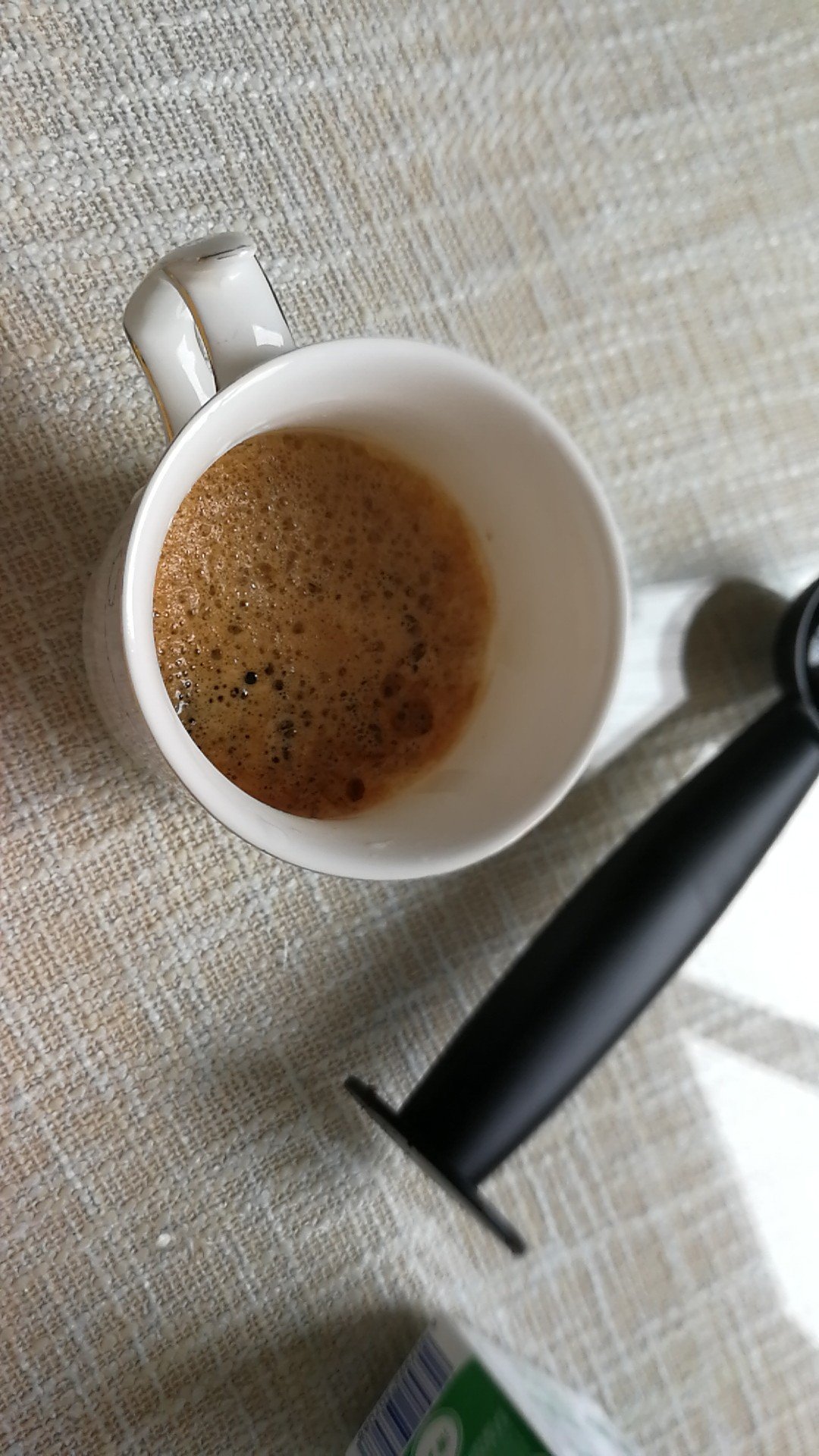 新机器有点紧,不过客服很认真的指点了都搞好了呢,总之好用力就对了。。。。咖啡用的是成品咖啡粉,送的磨豆机没有用,不知道怎么样。装上后分分钟做好浓缩咖啡。不过奶泡没打好,用的是伊利舒化奶,下次试试冷藏全脂牛奶。拉花更是不会。。。第一次自己做,味道还可以哈哈