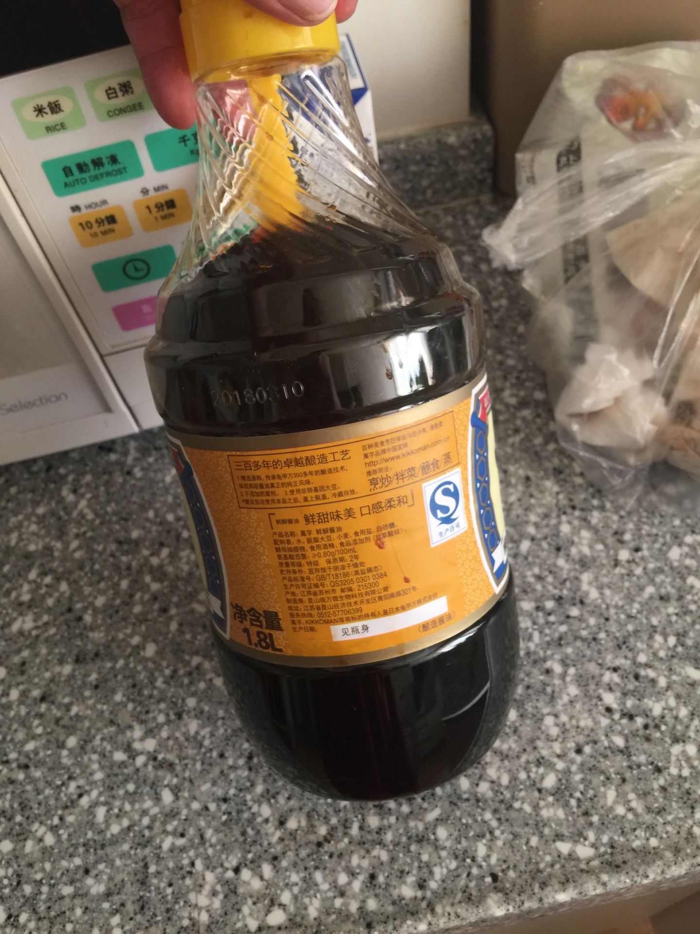 连着买了两瓶,一直就吃的这个牌子,味道和旧社会的一样,良心酱油啊!吃完还会买。