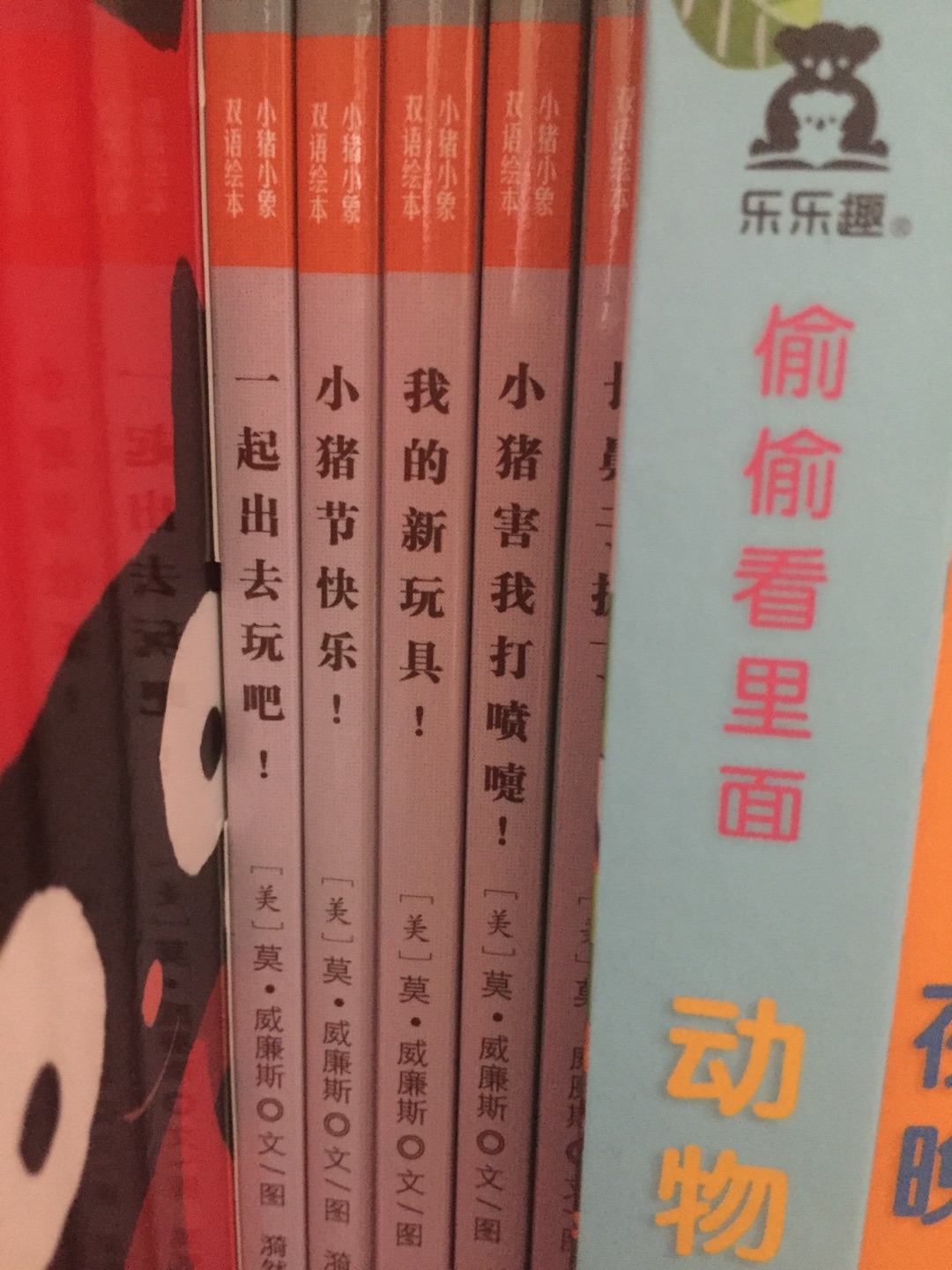 买给孩子看的,但是还没往家里拿,自己先看了看,首先就印刷来说不错,字体较大,纸张不是白色刺眼的那种。内容来说还不错,当然前面描写纣王迷恋妲己那一段有点不适合小盆友看,打算等孩子大点再给她看吧