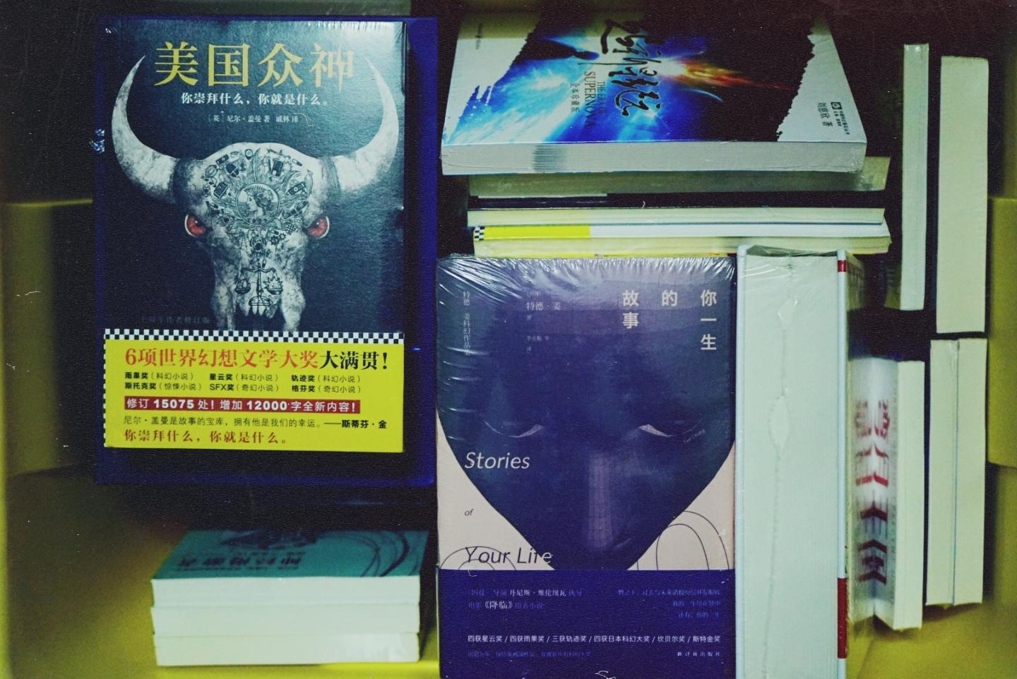 v进化、退化、智慧、人类的渺小与短视、孤独、信仰、对更高文明的渴望这些都是科幻中常见的视角,可是,我总认为,浪漫,科幻作家的浪漫,简直要让人心都碎了。