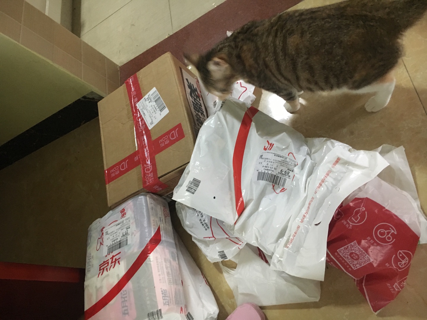 送过来都是冰的,保存很好,鸡翅很大个,有二十多个,做卤鸡翅很好吃。。199-50也划算。希望多点活动。每次都在买,快递很快,每次买东西都先来看看。