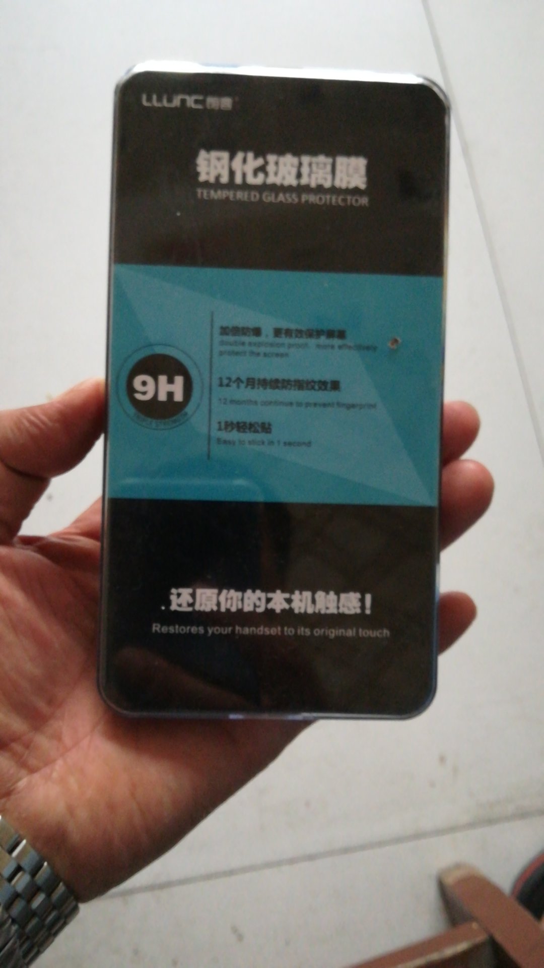 商城购买方便,这款钢化膜贴时很方便、好用,没有白边。