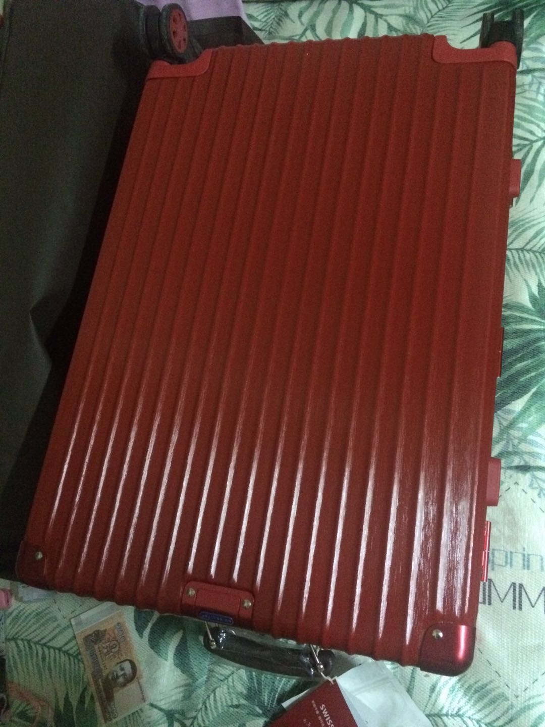 快递炒鸡快 还以为没多大 结果收到后很大 空间也很大 还送了东西 就是感觉有点薄 赠品有些小问题跟卖家说后就说要再发一套 赞!