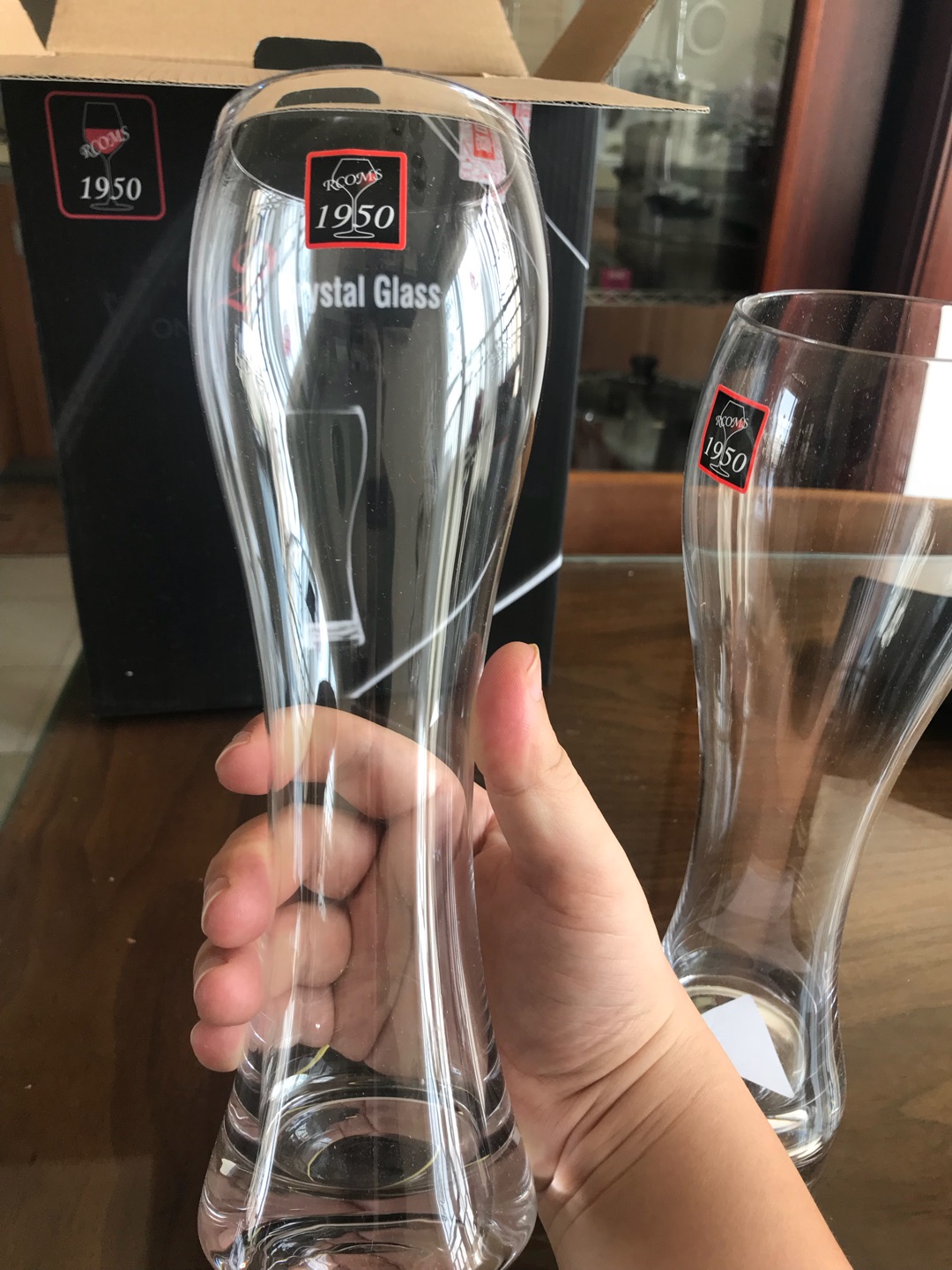 非常不错的杯子。搜自营啤酒杯,排名靠前的两款一个是这个一个是泰国进口ocean,我先买的ocean结果包装太简陋,就是杯口宽处用纸壳隔着,重心所在的杯底就这么在盒子里叮叮的撞着,到手已经有几毫米的撞坑了,结果就退了换这款1950。这款除了包装好,玻璃透光也好一些,杯底厚薄还均匀。后四张图是ocean的