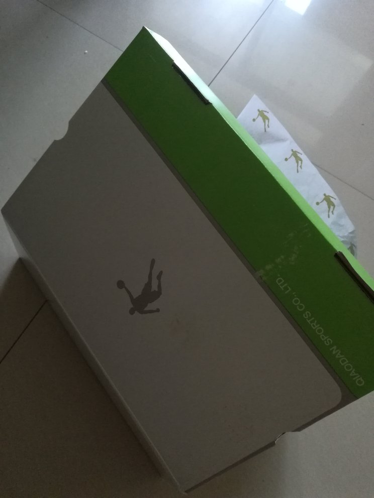 鞋很快收到,物流很快,打开发现鞋很不错,很喜欢!
